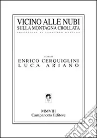 Vicino alle nubi sulla montagna crollata Reso Gratuito